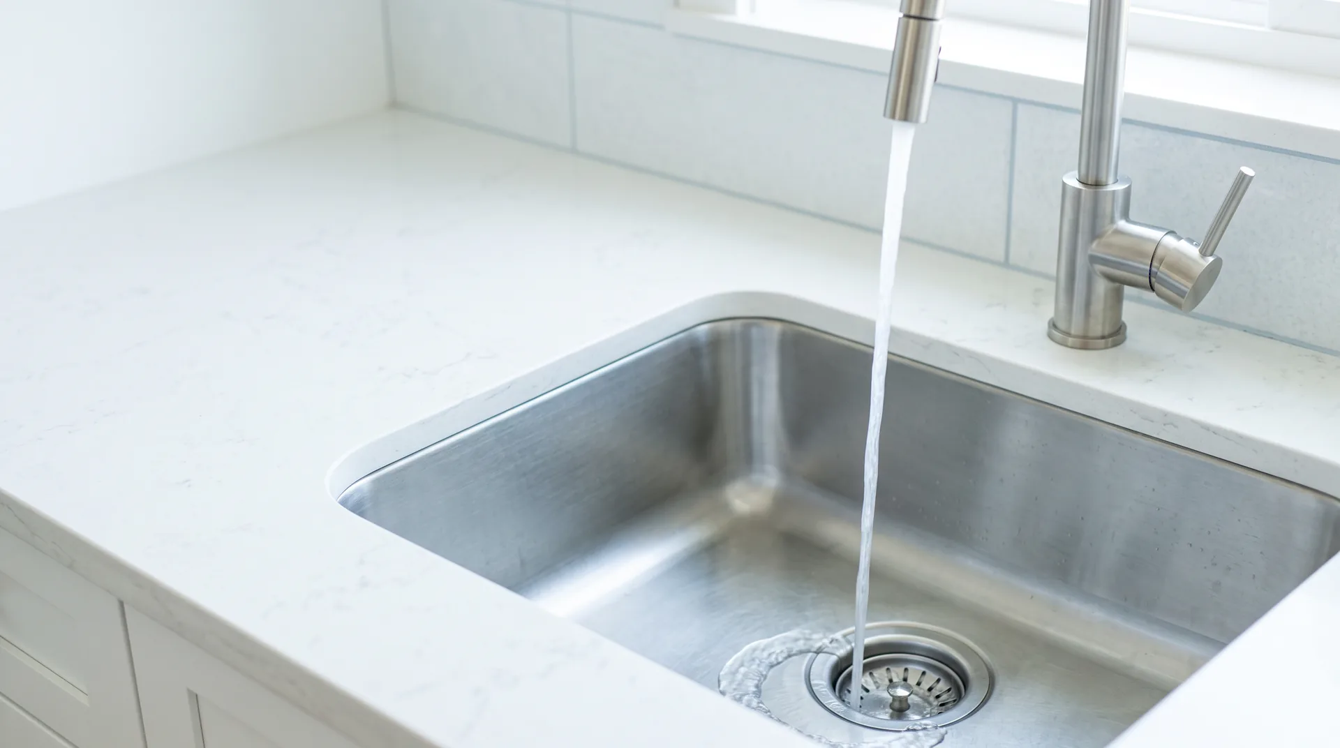 Ảnh biên tập gian bếp sáng với bồn rửa và nước chảy, không có bao bì sản phẩm